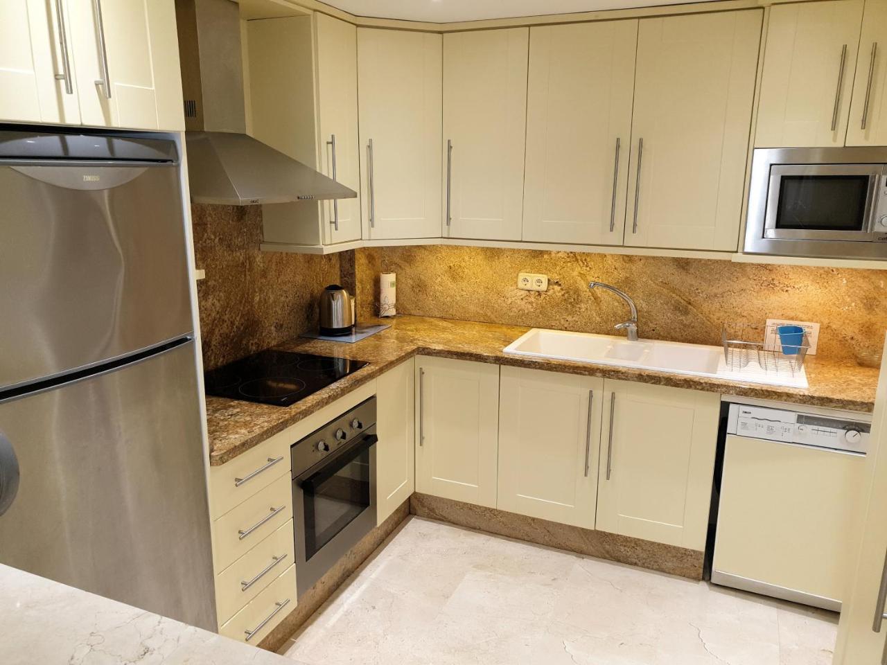 Spacious 3 Bedroom 2nd Line Center Apartamento Marbella