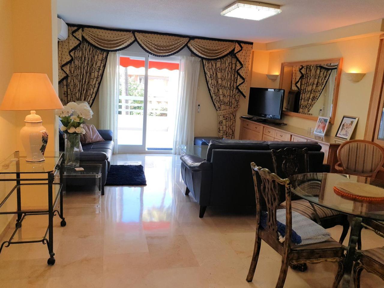 Spacious 3 Bedroom 2nd Line Center Apartamento